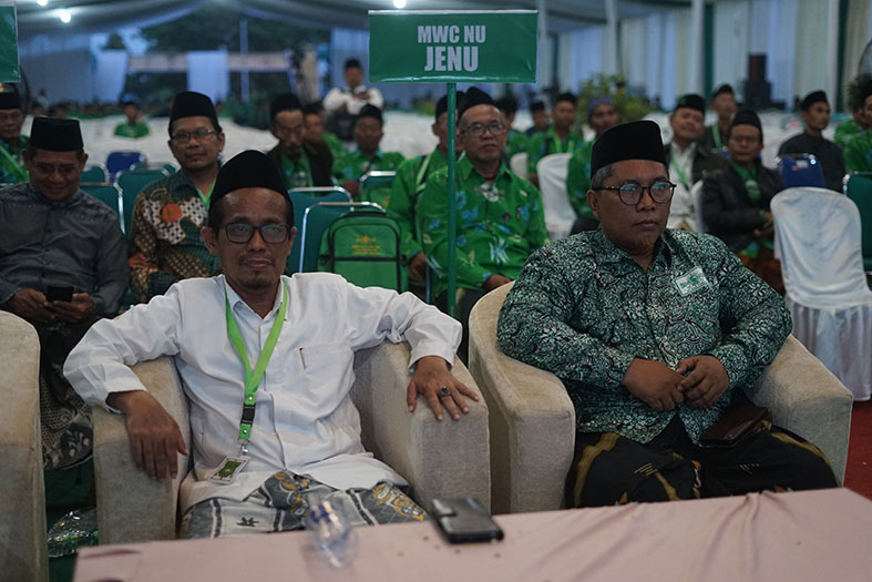 SELAMAT: Rais syuriah terpilih, KH Ahsan Ghozali dan Ketua PCNU Tuban terpilih, KH Ahmad Damanhuri duduk bersama dalam konfercab yang berlangsung di Ma’had Ali Bahrul Huda Tuban kemarin.