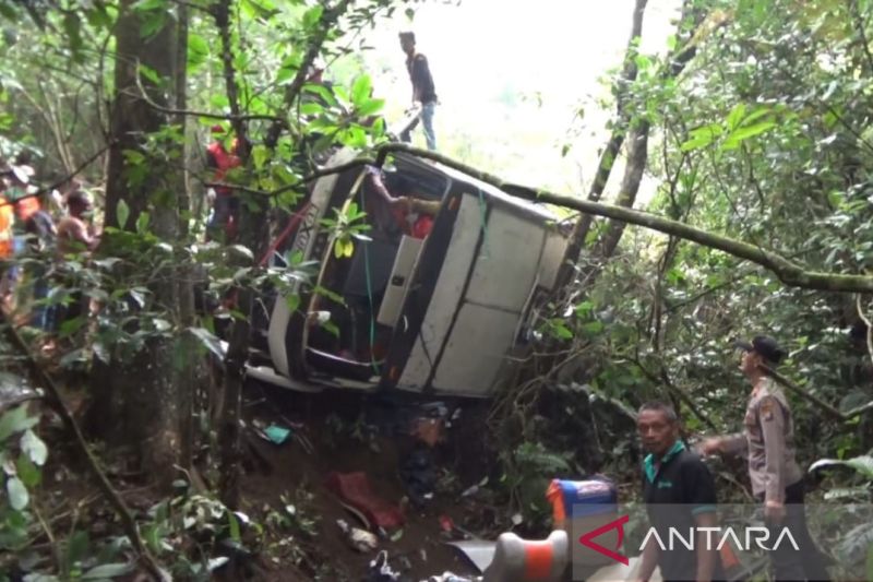 Petugas gabungan melakukan evakuasi korban kecelakaan bus masuk jurang di Jalan Raya Sarangan, Kecamatan Plaosan, Kabupaten Magetan, Jawa Timur, Minggu (4/12/2022). ANTARA/Louis Rika