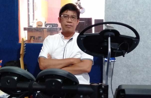 BERBAKAT: Rudi Malaysianto saat ditemui di studio rekamannya di Jalan Mastrip 2 Tuban. / Alfa Tahta Alfiana
