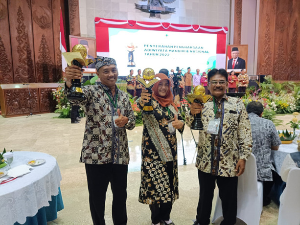 BANGGA: Dinas Lingkungan Hidup dan Perhubungan (DLHP) Tuban mendampingi SDN Latsari, SMPN 4 Tuban, dan SMPN 7 Tuban menerima penghargaan Adiwiyata Mandiri dari Kementerian Lingkungan Hidup dan Kehutanan (KLHK).