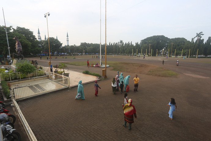 DIPREDIKSI TETAP RAMAI : Alun-Alun Tuban diperkirakan tetap dipadati masyarakat pada malam pergantian tahun baru. Meski pemkab tak helat kegiatan atau acara di pusat kota ini. (Yusab Alfa Ziqin/Radar Tuban)