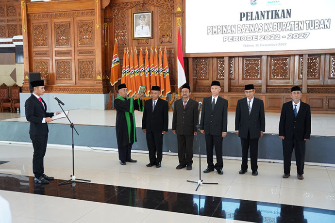 KOMISIONER DENGAN PENGALAMAN MATANG: Bupati Tuban Aditya Halindra Faridzky melantik lima pimpinan BAZNAS Tuban periode 2022 - 2027 di Pendapa Kridho Manunggal Tuban kemarin (20/12).