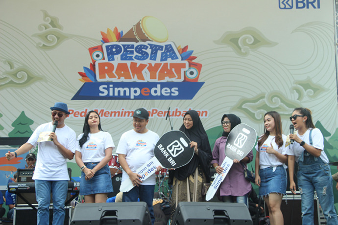 SELAMAT: Branch Manager BRI Tuban Ayub Burhan menyerahkan grand prize utama Simpedes kepada nasabah. / Yudha Satria Aditama