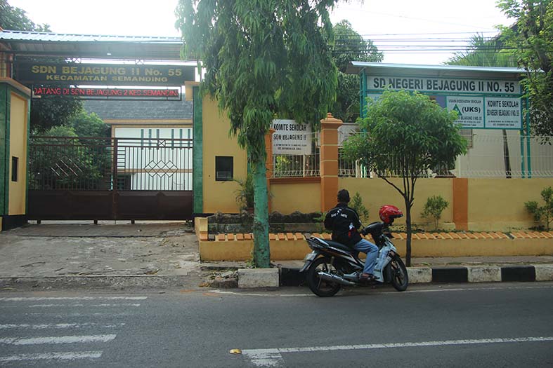TERKESAN BELUM DILEBUR: SDN II Bejagung Kecamatan Semanding yang masih menggunakan papan  nama lama padahal sudah dimerger dengan SDN I Bejagung. / Yudha Satria Aditama
