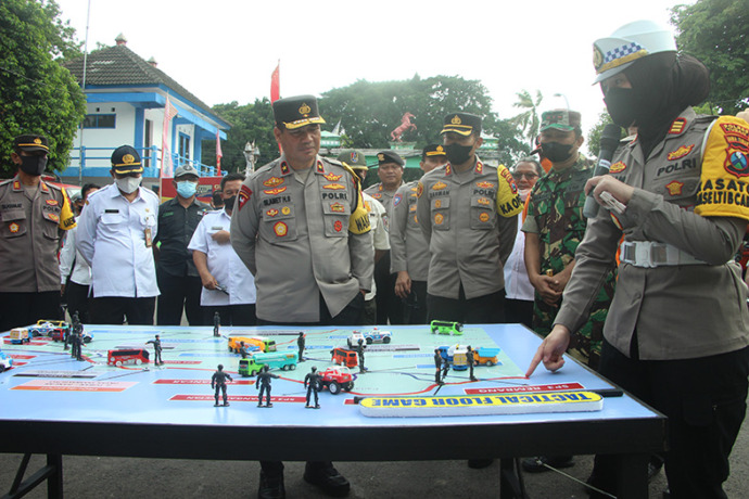 PETAKAN MASALAH: Wakapolda Jatim Brigjen Pol Slamet Hadi Supraptoyo mendengarkan penjelasan tactical floor dari Kasatlantas Polres Tuban AKP Arum Inambala. (Yudha Satria Aditama/Radar Tuban)
