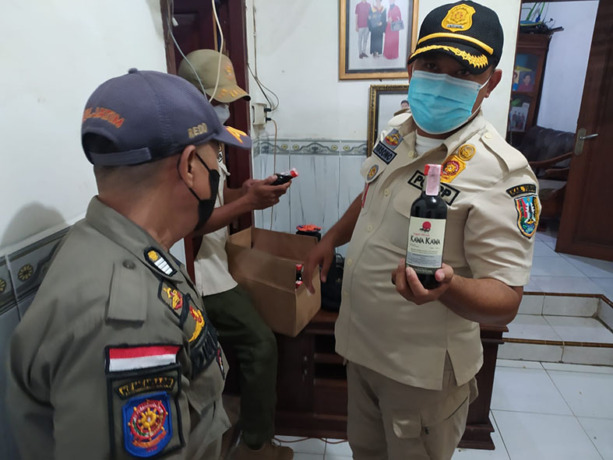 MERESAHKAN: Warung miras berkedok toko jamu di Desa Sambonggede, Kecamatan Merakurak yang digerebek petugas gabungan.