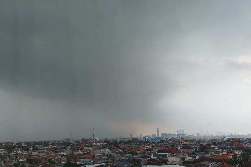 Arsip - Mendung menyelimuti Kota Surabaya. (ANTARA/Hanif Nashrullah)