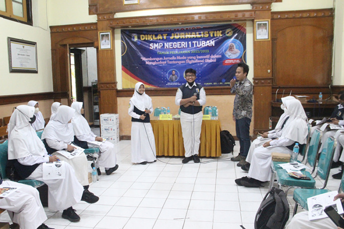 BERBAGI ILMU: Wartawan Jawa Pos Radar Tuban Yudha Satria saat menjelaskan ilmu seputar jurnalistik kepada siswa-siswi SMPN 1 Tuban. (Andhika Feriawan/Radar Tuban)
