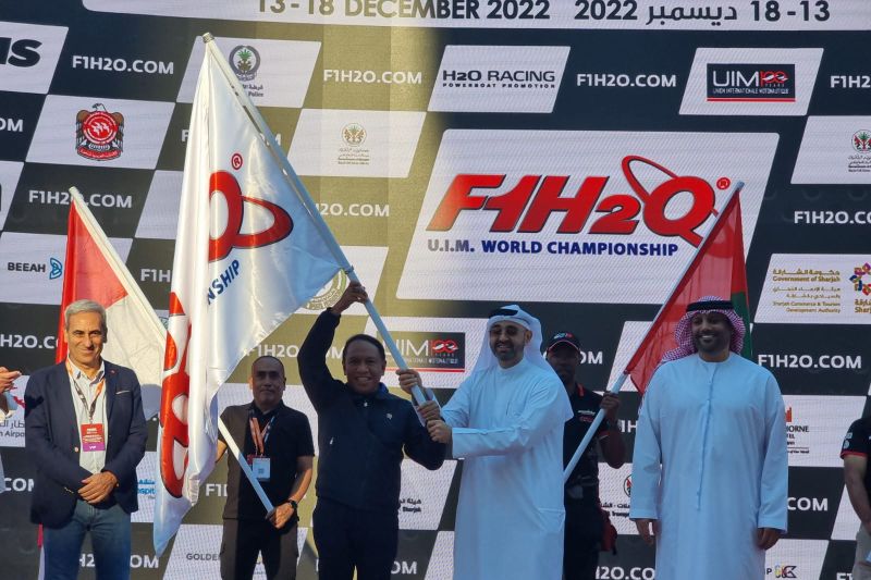 Foto arsip - Menpora Zainudin Amali menerima handover ceremony keketuaan dari Uni Emirat Arab (UEA) yang diwakili Chairman Of Sharjah Commerce and Tourism Development Authority Negara Bagian Sharjah Mr. Khalid Al-Midfa sebagai tuan rumah F1 Power Boat 202