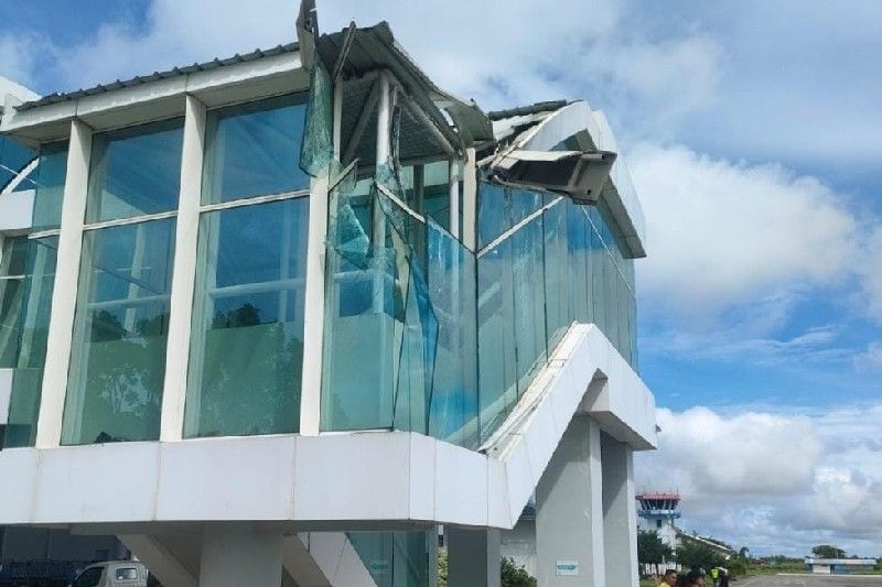 Garbarata Bandara Mopah Merauke yang rusak setelah ditabrak pesawat Lion Air saat hendak take off ke Bandara Sentani Kabupaten Jayapura, Kamis (26/1). (ANTARA/HO/Polres Merauke)