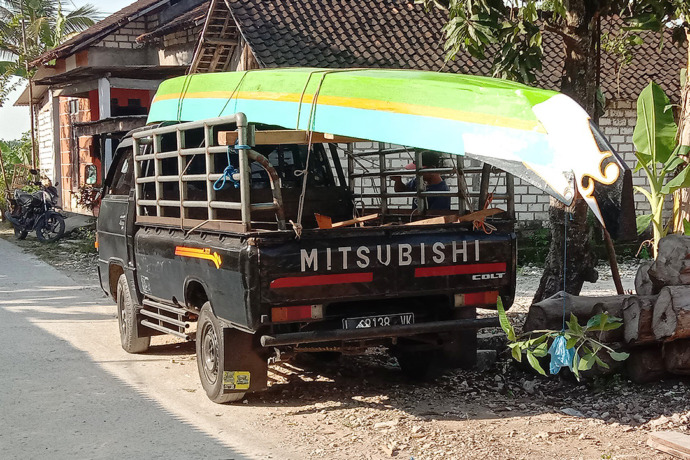 JADI PUSAT PERHATIAN DI JALAN: Pikap pengantar perahu tembo sering difoto dan divideo pengendara jalan karena tidak umum. (Foto: Istimewa)