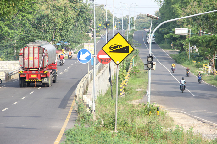 DIGARAP ORANG LUAR: Proyek lanjutan jalan lingkar selatan yang minim melibatkan tenaga kerja lokal, termasuk tenaga teknis. (Foto: Andhika Feriawan/Radar Tuban)