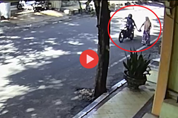 MERESAHKAN : Penjambretan di Jalan Ronggolawe yang terekam CCTV salah satu pertokoan jamu.