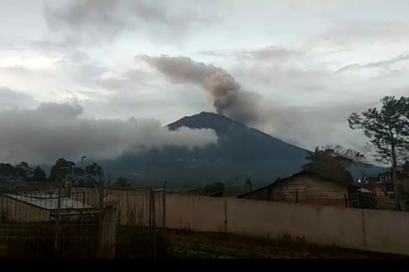 Potret Gunung Kerinci yang sedang erupsi pada Kamis sore (12/1) mengeluarkan abu setinggi 1.200 meter. (ANTARA/HO/IST)