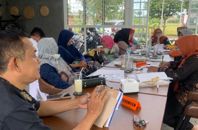 MEMATANGKAN KESIAPAN FESTIVAL: Project Officer Festival Mozaik Jawa Pos Radar Tuban Dwi Setiyawan dan pengurus Himpaudi Tuban. (Jawa Pos Radar Tuban)