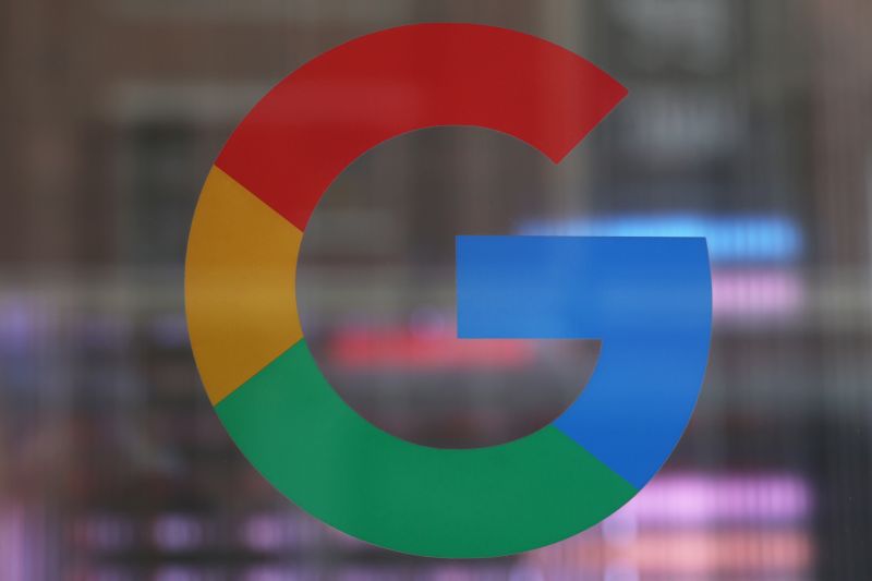 Logo Google terlihat di depan Google Store Chelsea di New York, Amerika Serikat. Foto diambil 20 Januari 2023. (REUTERS/SHANNON STAPLETON)