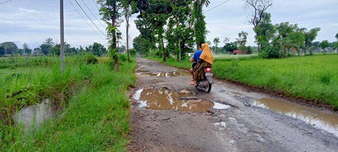 RUSAK PARAH: Jalan penghubung Desa Tlogowaru–Desa Tobo berlubang dan tergenang air usai hujan. Tahun ini akan segera diperbaiki. (M. Mahfudz Muntaha/Radar Tuban)