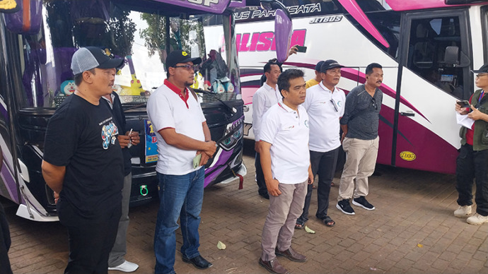 BERANGKAT: 210 kades berkumpul di Alun-Alun Tuban kemarin (16/1). Bersiap ke Jakarta menuntut tambahan masa jabatan menjadi sembilan tahun. (M. Mahfudz Muntaha/Radar Tuban)