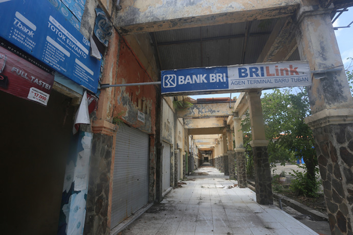 SEPI: Deretan kios di Terminal Kambang Putih mangkrak tak berpenghuni. Tak ada aktivitas manusia sama sekali siang kemarin (12/1). (Yusab Alfa Ziqin/Radar Tuban)