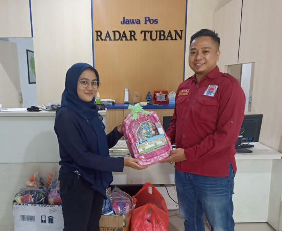 DUKUNG PROGRAM PENINGKATAN PENDIDIKAN PAUD: Perwakilan BPR Mentari Terang Tuban (kanan) menyerahkan suvenir untuk juara lomba mewarnai dan festival mozaik di kantor Jawa Pos Radar Tuban, kemarin (27/1). (Istimewa/Radar Tuban)