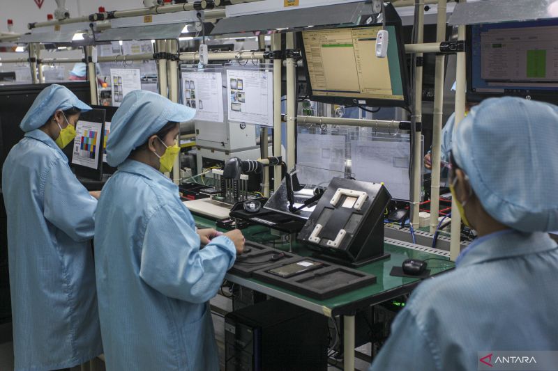 Pekerja melakukan perakitan ponsel cerdas Nokia C-series di PT Sat Nusapersada di Batam, Kepulauan Riau, Selasa (8/11/2022). ANTARA FOTO/Teguh Prihatna/tom.