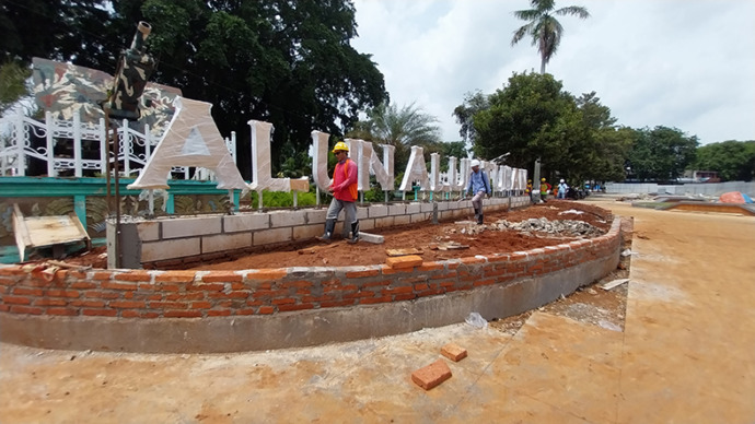 DIKEBUT: Pengerjaan revitalisasi megaproyek sisi utara Alun-Alun Tuban. Proyek senilai Rp 1,9 miliar tersebut sekarang ini memasuki tahap finishing. (M. Mahfudz Muntaha/Radar Tuban)