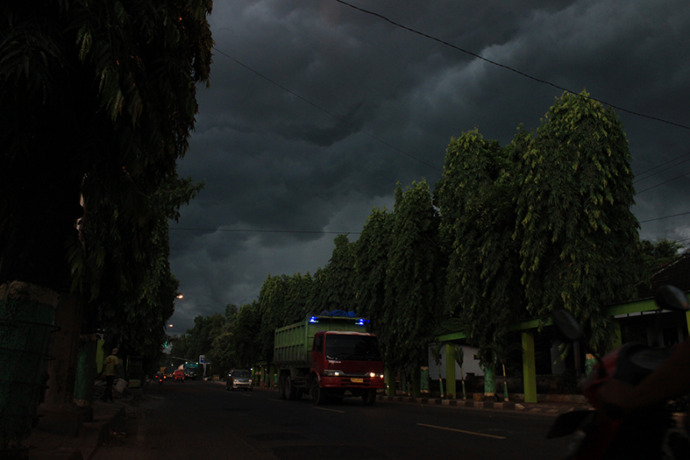 PUNCAK PENGHUJAN: Mendung pekat yang sering menyelimuti langit Tuban pada sore hari. Foto diambil di jalan Tuban-Babat. (Yudha Satria Aditama/Radar Tuban)