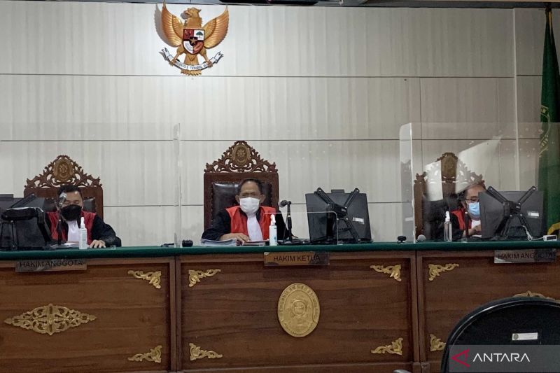 Ketua Majelis Hakim Judi Prasetya (tengah) saat memimpin persidangan kasus gugatan perdata Tragedi Kanjuruhan di Ruang Cakra Pengadilan Negeri Malang, Kota Malang, Jawa Timur, Selasa (24/1/2023). (ANTARA/Vicki Febrianto)
