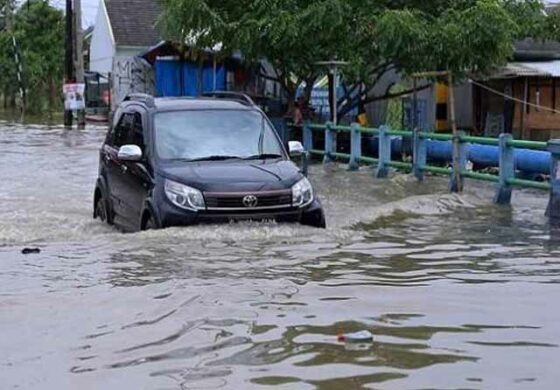 Menggunakan lapisan anti karat mobil adalah siap menerjang semua medan jalan dengan tenang karena air hujan mempunyai kandungan asam yang lebih tinggi. (Ilustrasi)
