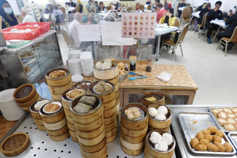 Makanan halal seperti dim sum dan olahan sapi yang disajikan di Islamic Centre Canteen, Hong Kong pada Jumat (17/2/2022). (ANTARA/Lia Wanadriani Santosa)