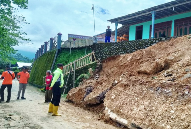 PANTAU LANGSUNG: Petugas gabungan dair BPBD, TNI, Polri, SAR melakukan pendataan terhadap longsor yang terjadi di Jatiyoso, Karanganyar, kemarin. (DOK. RUDI HARTONO/RADAR SOLO)