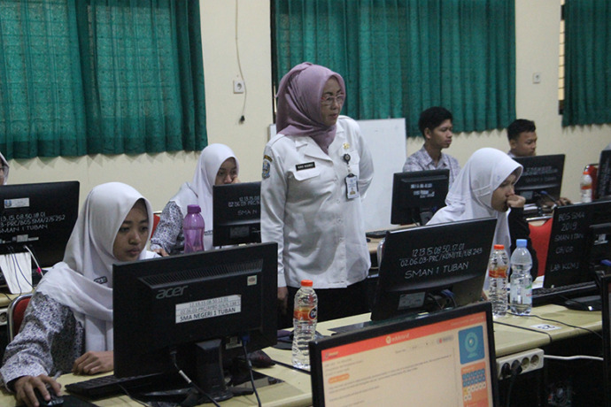 TOTALITAS : Kepala SMAN 1 Tuban Wiwik Widowati saat mengecek persiapan simulasi UTBK – SNBT di laboratorium sekolah. (Andhika Feriawan/Radar Tuban)