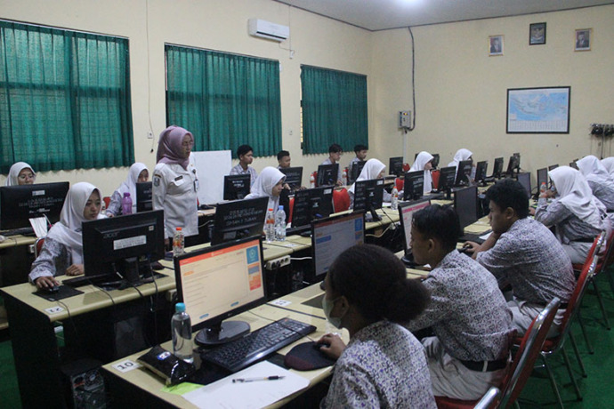 PENUH KONSENTRASI : Kepala SMAN 1 Tuban Wiwik Widowati memastikan pelaksanaan simulasi UTBK di sekolahnya berjalan lancar. (Andhika Feriawan/Radar Tuban)