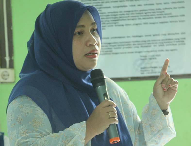 SEMANGATI ADIK KELAS: Vera saat menyambangi SMPN 4 Tuban untuk memberikan motivasi seputar dunia jurnalistik kepada siswa sekolah setempat. (Yudha Satria Aditama/Radar Tuban)