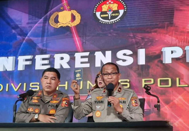 Direktur Registrasi dan Identifikasi (Diregident) Korlantas Polri Brigjen Pol. Yusri Yunus memperlihatkan BPKP baru seukuran paspor yang diterbitkan Korlantas Polri. ANTARA/Laily Rahmawaty