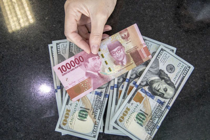 Ilustrasi - Petugas menunjukan uang pecahan Rupiah dan dolar AS di gerai penukaran mata uang asing VIP (Valuta Inti Prima) Money Changer, Jakarta, Selasa (4/10/2022). ANTARA FOTO/Muhammad Adimaja/aww/pri. (ANTARA FOTO/MUHAMMAD ADIMAJA)