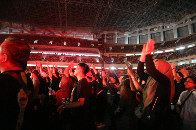 Puluhan ribu penonton menyaksikan aksi grup band Dewa 19 dalam konser bertajuk