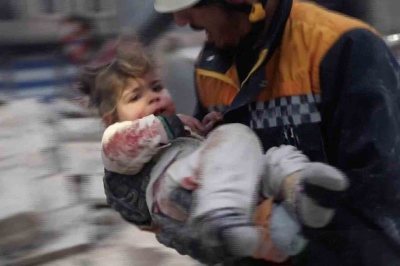 Tim penyelamat membawa seorang anak yang terluka dari reruntuhan gedung pascagempa Turki di Azaz, Suriah, Senin (6/2/2023). Gempa yang berpusat di Turki berdampak di Suriah dan mengakibatkan 245 orang meninggal dunia. ANTARA FOTO/REUTERS TV/via REUTERS TV