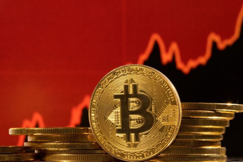 Foto Dokumen: Representasi bitcoin terlihat di depan grafik saham dalam ilustrasi ini diambil 19 Mei 2021. ANTARA/REUTERS/Dado Ruvic