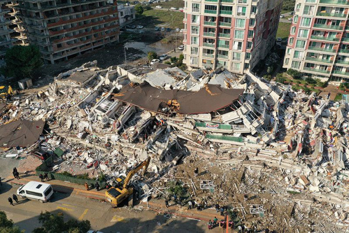 Pemandangan udara menunjukkan bangunan yang runtuh dan rusak setelah gempa bumi di Hatay, Turki 7 Februari 2023. ANTARA/REUTERS/Umit Bektas/pri. (REUTERS/UMIT BEKTAS)