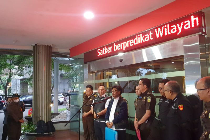 Penyidik Jampidsus Kejaksaan Agung menggelar konferensi pers usai pemeriksaan saksi perkara dugaan korupsi penyedia infrastruktur BTS 4G serta pendukung paket 1, 2, 3, 4, dan 5 BAKTI Kominfo, Selasa (14/2/2023). (ANTARA/Laily Rahmawaty)