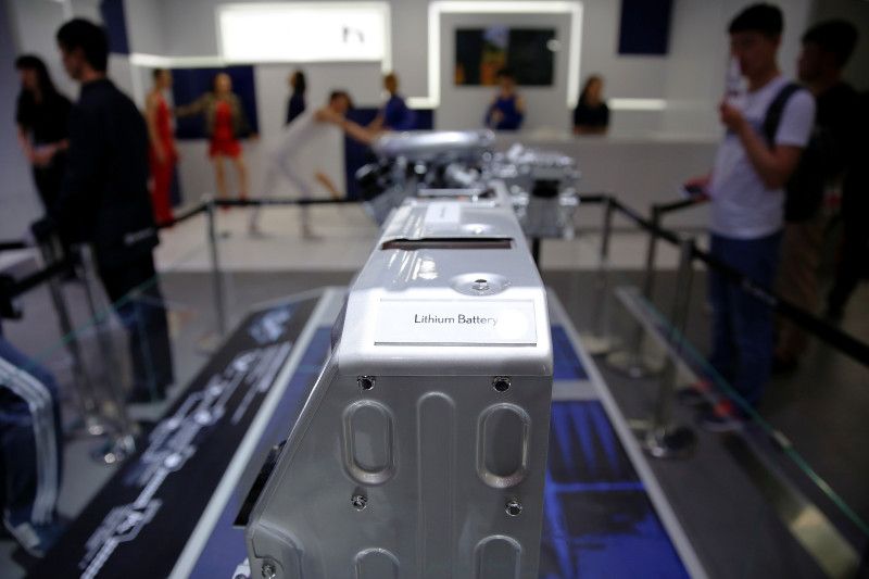 Foto Dokumen: Paket baterai lithium terlihat di stan Lexus selama pameran otomotif Auto China 2016 di Beijing, China, 29 April 2016. ANTARA/REUTERS/Damir Sagolj