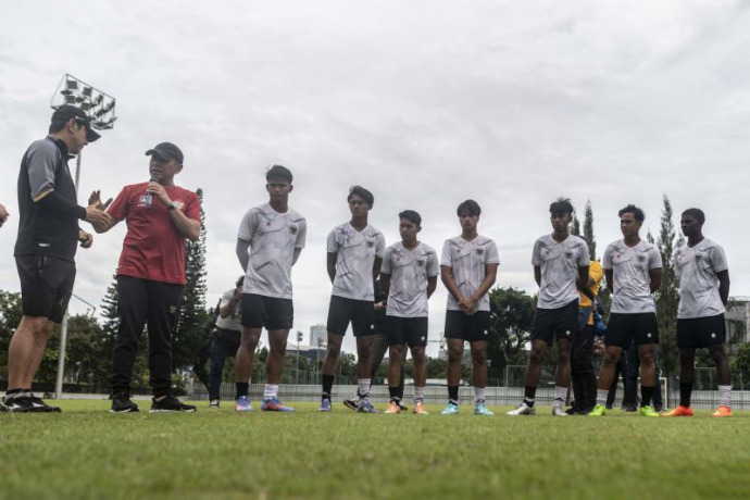 Ketua Umum PSSI Mochamad Iriawan (kedua kiri) didampingi pelatih Timnas U-20 Shin Tae-yong (kiri) menyampaikan instruksi kepada para pemain Timnas U-20 di Lapangan A Senayan, Jakarta, Rabu (15/2/2023). ANTARA FOTO/Aprillio Akbar/hp