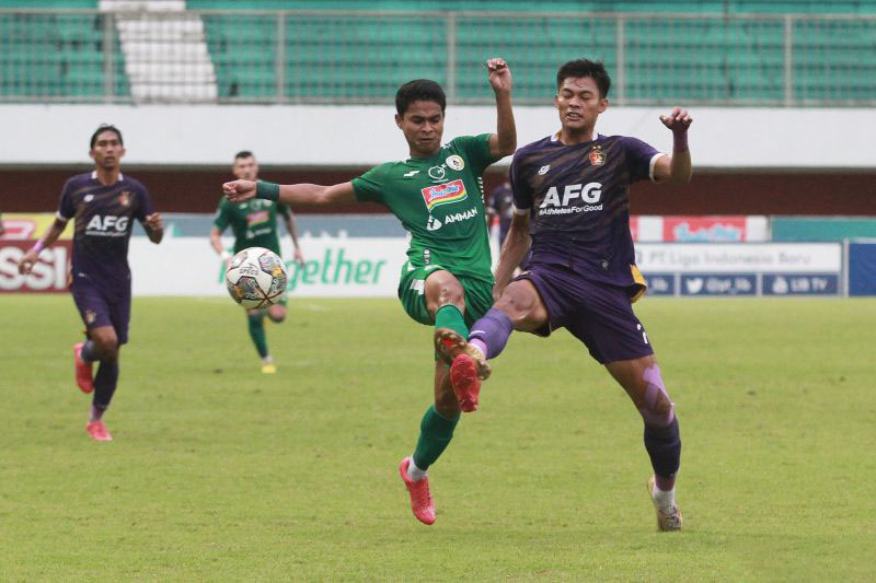 Pesepak bola PSS Sleman Irkham Mila (tengah) mencoba melewati pesepak bola Persik Kediri Mario Yagalo (kanan) pada pertandingan Liga 1 di Stadion Maguwoharjo, Sleman, DI Yogyakarta, Kamis (9/2/2023). PSS Sleman berhasil mengalahkan Persik Kediri dengan sk