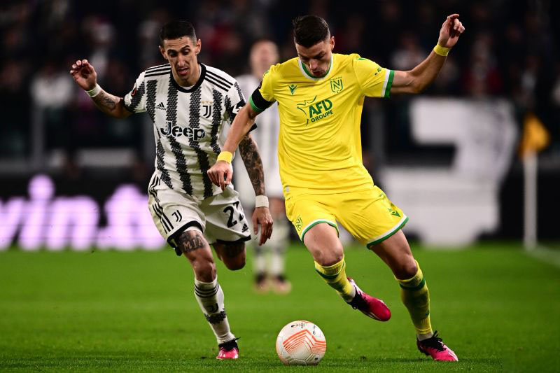 Gelandang Nantes Andrei Girotto (kanan) berduel memperebutkan bola dengan pemain sayap Juventus Angel Di Maria dalam pertandingan leg pertama playoff Liga Europa di Juventus stadium pada 17 Februari 2023. ANTARA/AFP/MARCO BERTORELLO