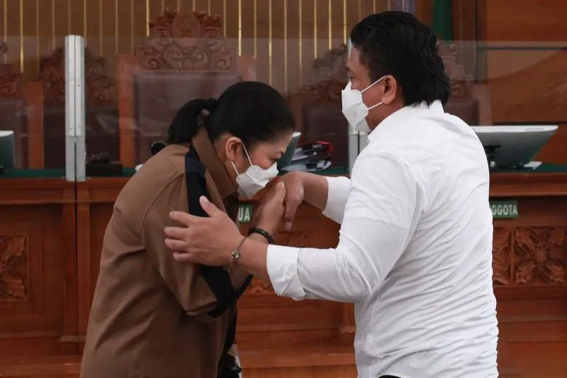 Terdakwa kasus pembunuhan berencana Brigadir Yosua Hutabarat, Putri Candrawathi mencium tangan suaminya Ferdy Sambo (kanan) setibanya di ruang sidang Pengadilan Negeri Jakarta Selatan, Jakarta, Kamis (29/12/2022). ANTARA FOTO/Reno Esnir/foc.