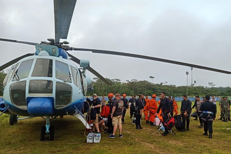 Persiapan untuk melakukan evakuasi udara oleh Tim SAR gabungan TNI, Polri dan Basarnas di Muara Emat, Kerinci, Jambi, Senin (20/2/23).(ANTARA/HO/Basarnas)