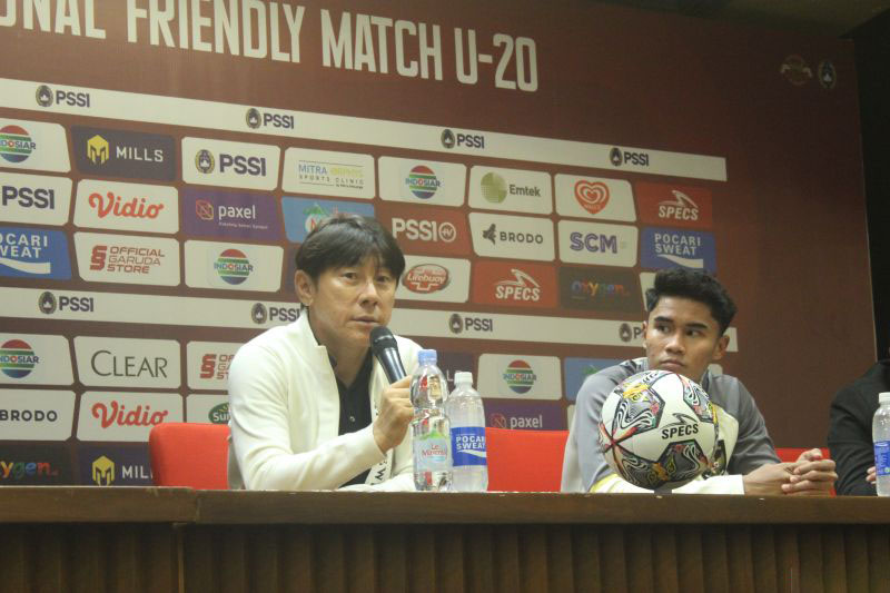Pelatih timnas Indonesia U-2o Shin Tae Yong (kiri) menjawab pertanyaan para pewarta setelah pertandingan persahabatan melawan Selandia Baru yang dimainkan di Stadion Utama Gelora Bung Karno, Jakarta, Minggu (19/2/2023). (ANTARA/Rauf Adipati)