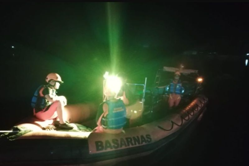 Tim penyelamat dari Kantor Pencarian dan Pertolongan Banjarmasin melakukan pencarian korban akibat perahu kelotok tenggelam di Sungai Barito, Kecamatan Aluh Aluh, Kabupaten Banjar, Kalimantan Selatan, Senin (20/2/2023). ANTARA/HO-Kantor Pencarian dan Pert