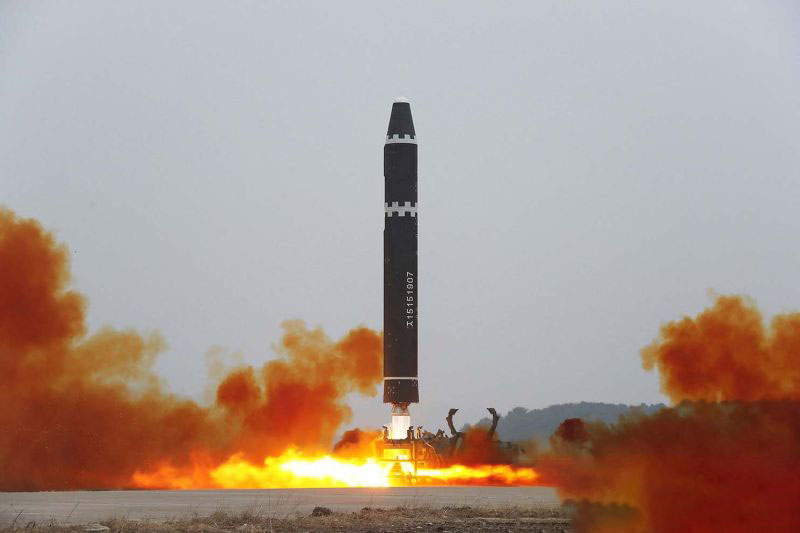Sebuah rudal balistik antarbenua (ICBM) Hwasong-15 diluncurkan di Bandara Internasional Pyongyang, di Pyongyang, Korea Utara (18/2/2023), dalam foto yang dirilis oleh Kantor Berita Pusat Korea (KCNA) Korea Utara. ANTARA FOTO/KCNA via REUTERS/aww.